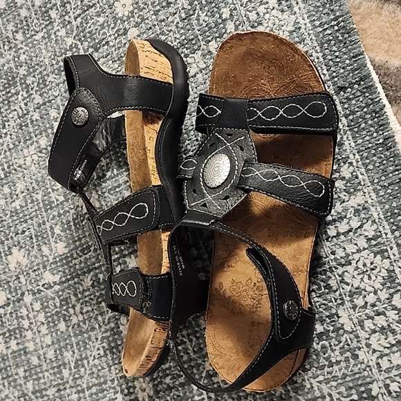 BearPaw Shoes - 😍 SALE!!Bear Paw Ridley II Low Comfort Velcro Closure Sandals